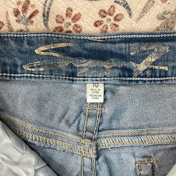 Distressed cutoff shorts - Picture 3 of 5